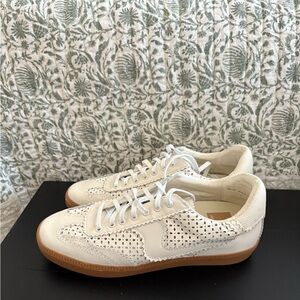 Dolce Vita notice sneakers